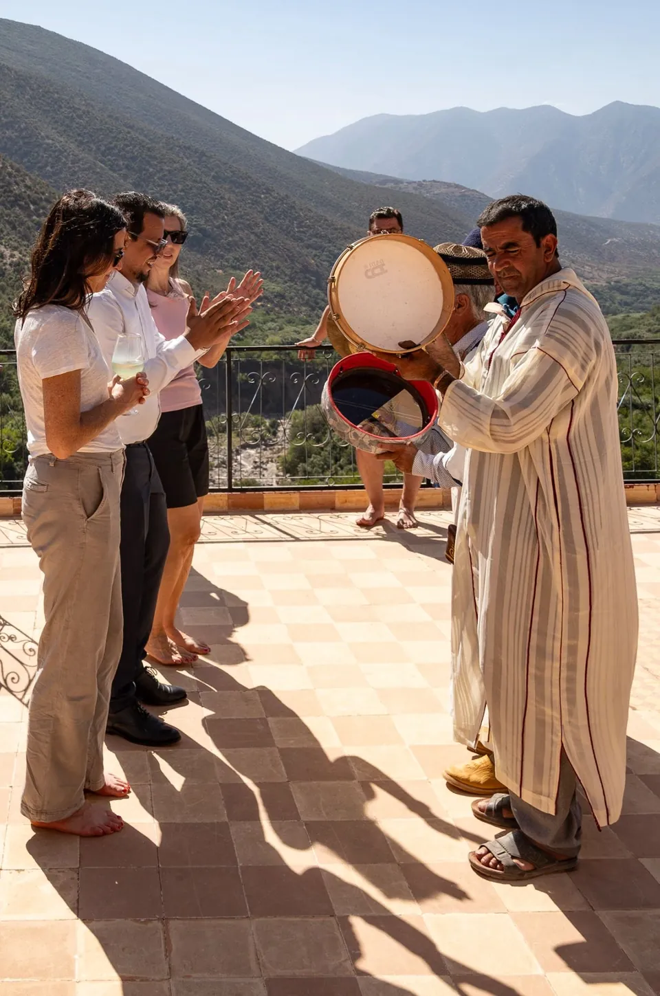 Un musicien local joue du bendir pour les hôtes sur la terrasse panoramique