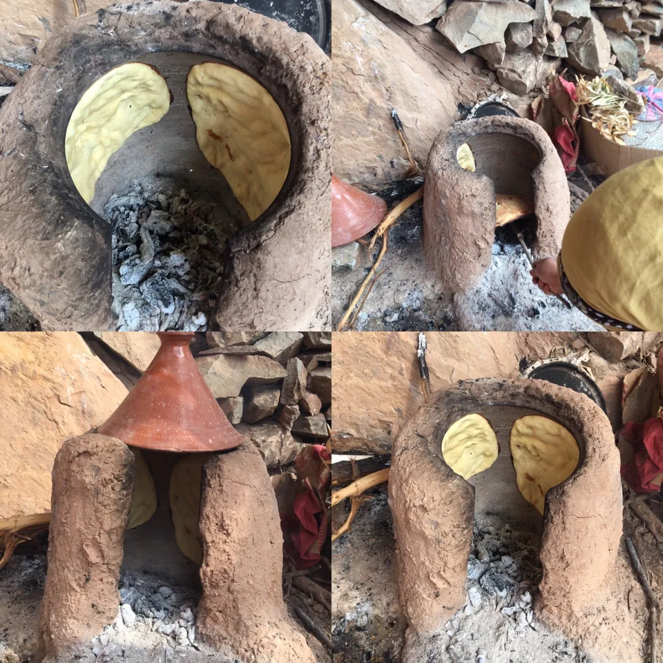 Des galettes de pâte cuisant contre la paroi du four à pain traditionnel en terre
