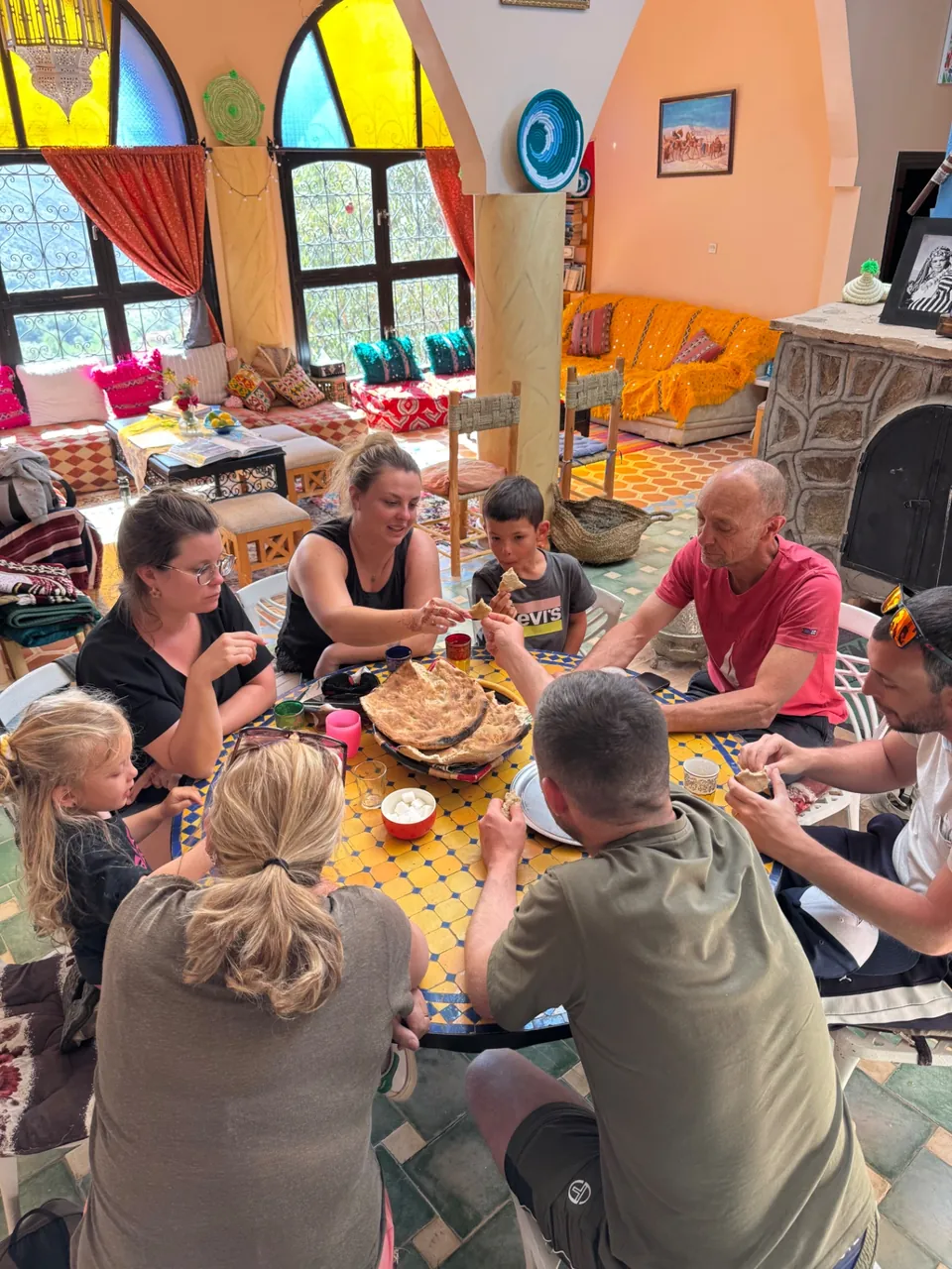 Des familles partagent le pain tout juste cuit autour de la table en mosaïque