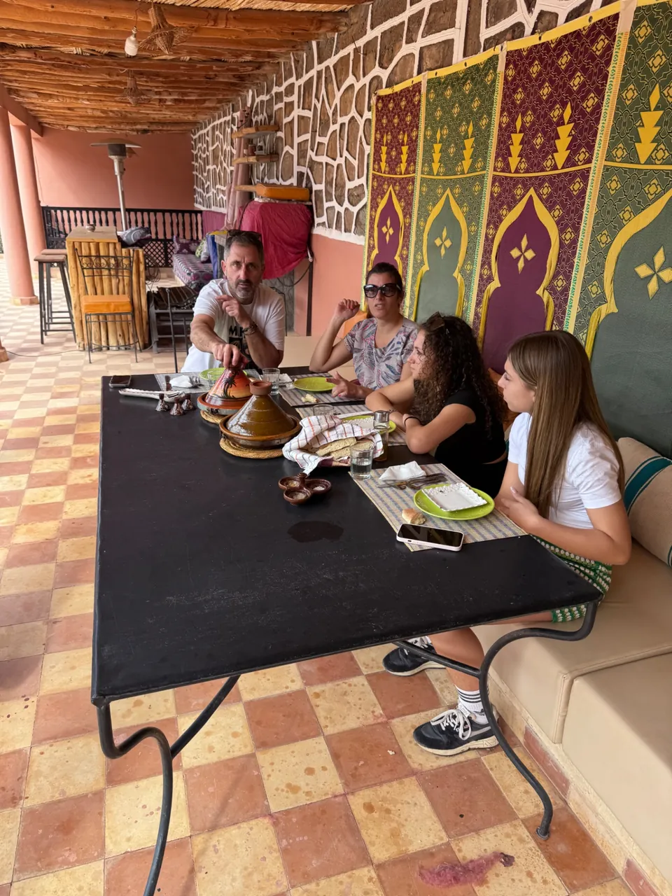 Des hôtes partagent un déjeuner tajine sur la terrasse ombragée de Dar Tassa