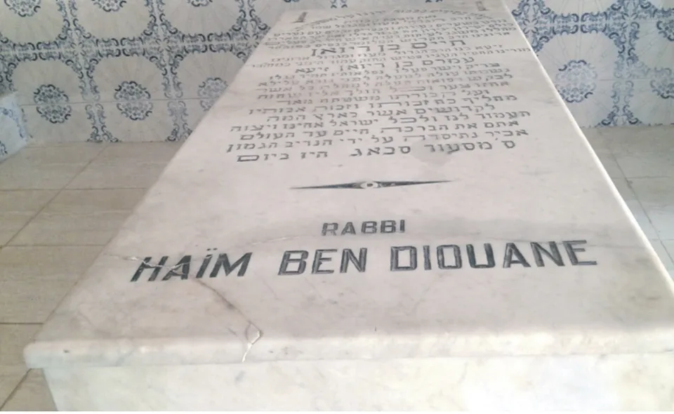 Le tombeau de marbre de Rabbi Haïm Ben Diouane dans le sanctuaire restauré d'Anraz