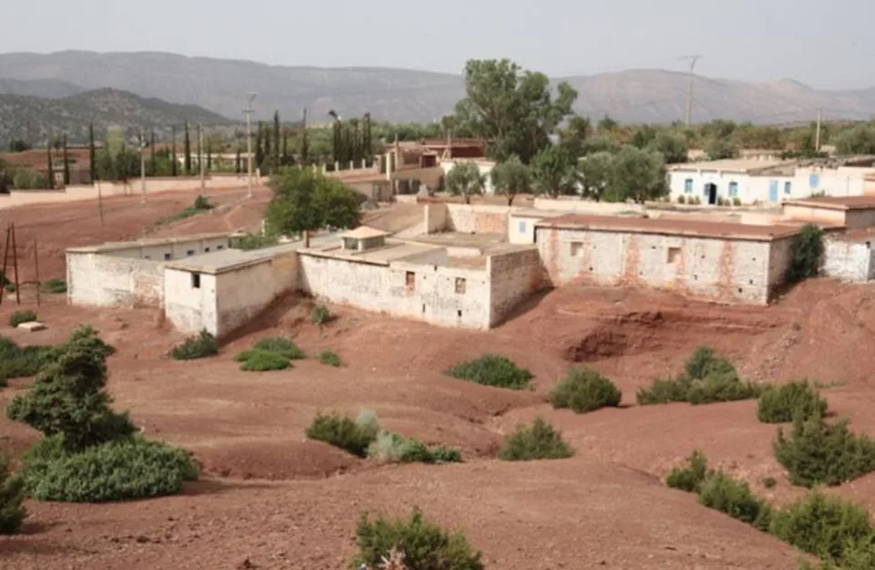 Le village d'Anraz vu depuis la terre rouge du Haouz