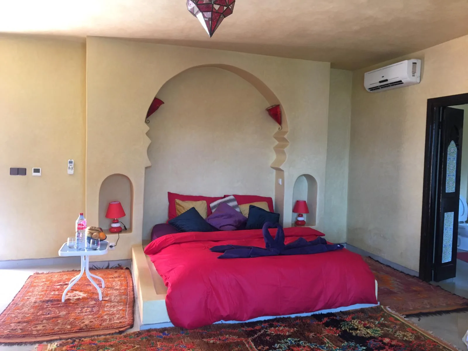 Studio Toubkal with arched alcoves and a king size bed